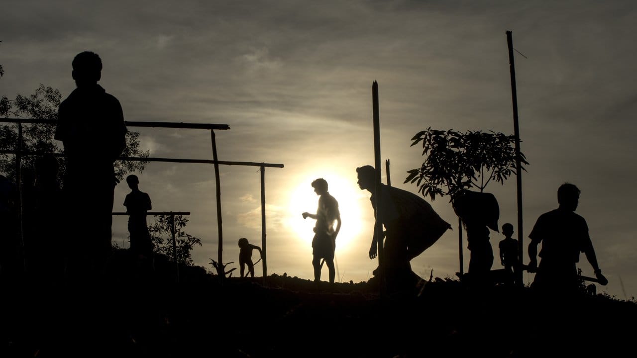 Rohingya-Flüchtlinge versuchen im Flüchtlingslager Thenkhali in Cox’s Bazar (Bangladesch) eine Unterkunft zu bauen. Rohingya-Flüchtlinge versuchen im Flüchtlingslager Thenkhali in Cox’s Bazar (Bangladesch) eine Unterkunft zu bauen.