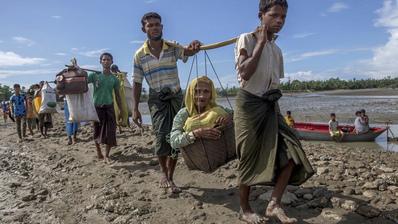 Mit weniger mehr als dem nackten Leben erreichen Angehörige der muslimischen Minderheit der Rohingya die Küste von Bangladesch. Mit weniger mehr als dem nackten Leben erreichen Angehörige der muslimischen Minderheit der Rohingya die Küste von Bangladesch.