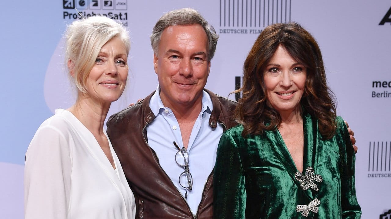 Marika Ullrich (l-r), Ehefrau des verstorbenen Schauspielers Götz George, Film-Produzent und UFA-Chef Nico Hofmann und Schauspielerin Iris Berben bei den First Steps Awards.