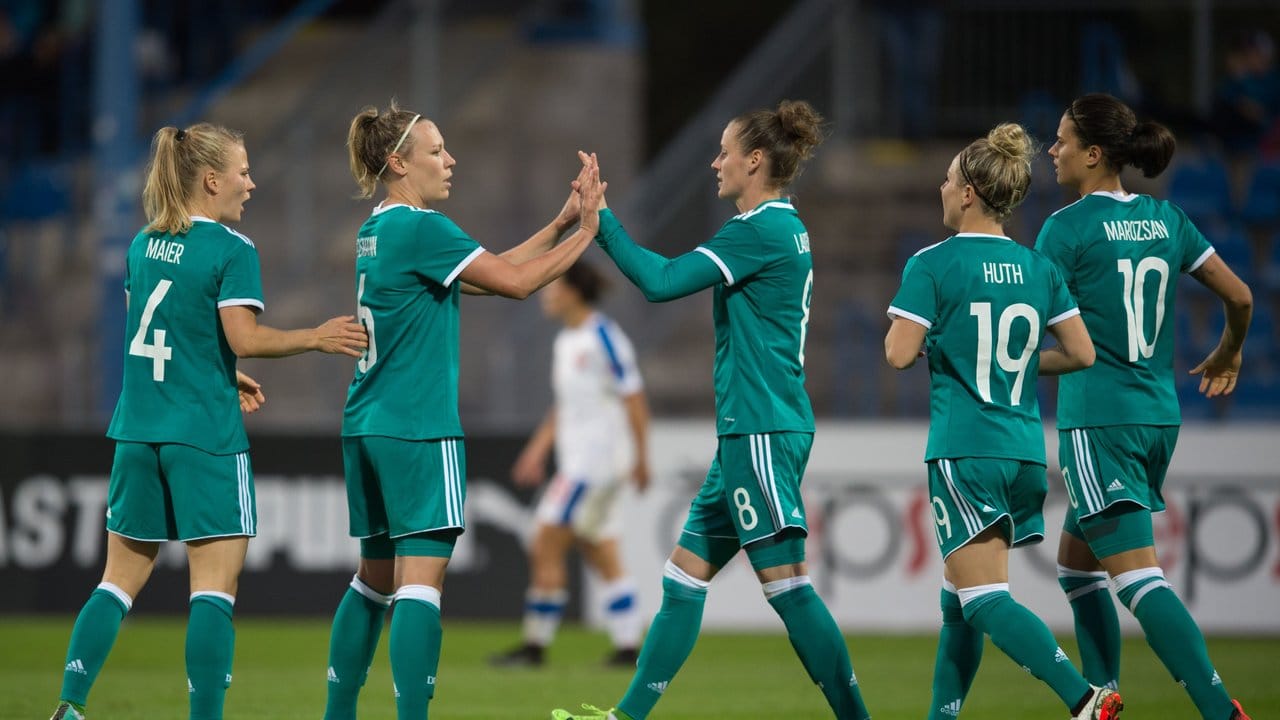 Die deutschen Spielerinnen feiern den Treffer zum 1:0 gegen Tschechien.
