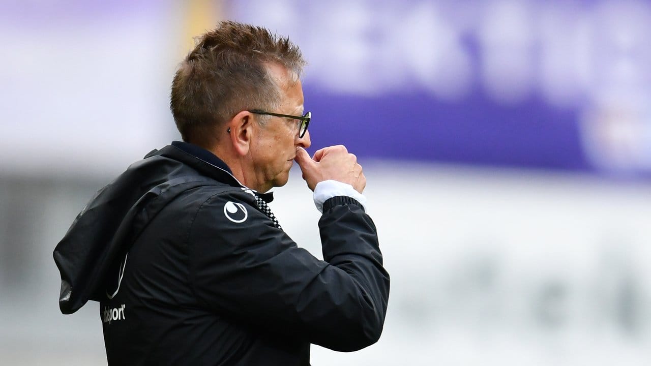 Trainer Norbert Meier kassierte mit dem FC Kaiserslautern eine 0:2-Niederlage im Heimspiel gegen Aue.
