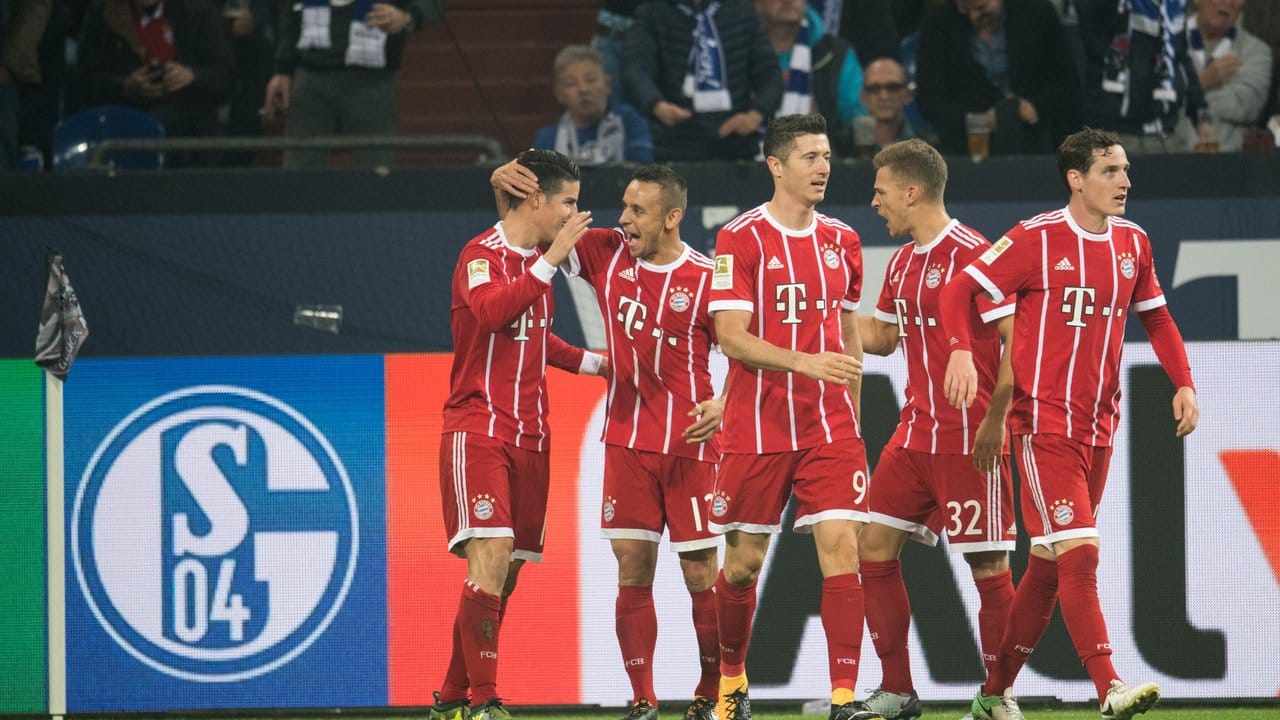 Der FC Bayern setzt sich gegen Schalke mit 2:0 durch.