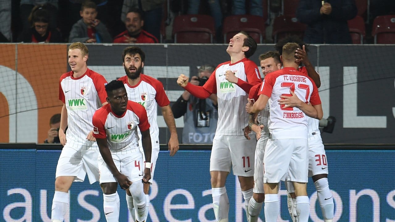 Der FC Augsburg gewinnt überraschend mit 1:0 gegen RB Leipzig.