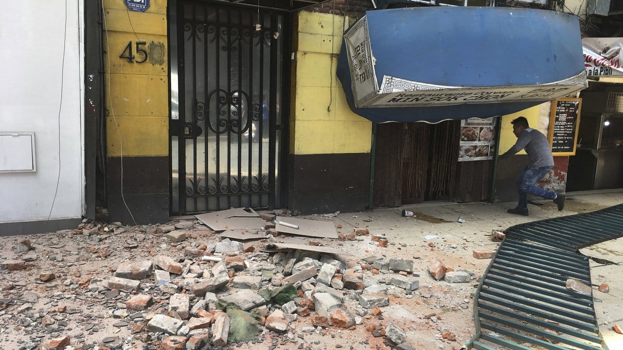 Trümmer vor einem Gebäude in Mexiko-Stadt. Trümmer vor einem Gebäude in Mexiko-Stadt.
