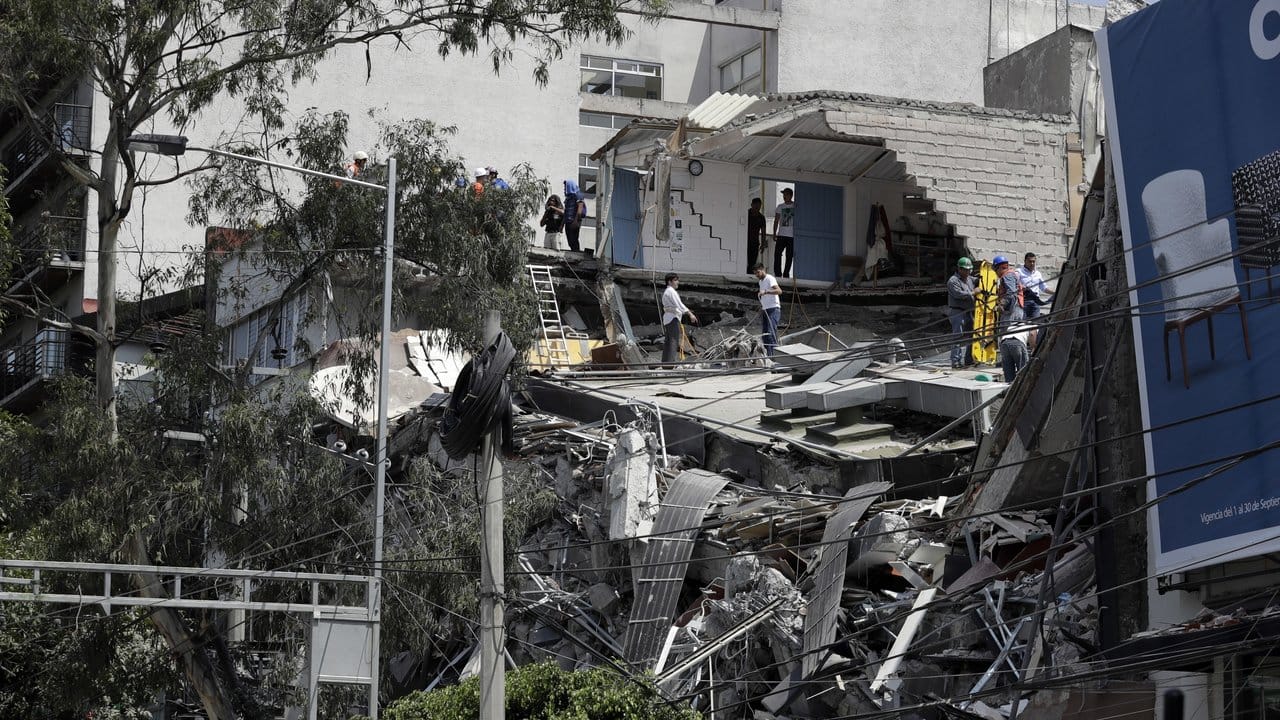 Rettungskräfte und Freiwillige suchen in den Trümmern eines eingestürzten Hauses in Mexiko-Stadt nach Verschütteten. Rettungskräfte und Freiwillige suchen in den Trümmern eines eingestürzten Hauses in Mexiko-Stadt nach Verschütteten.