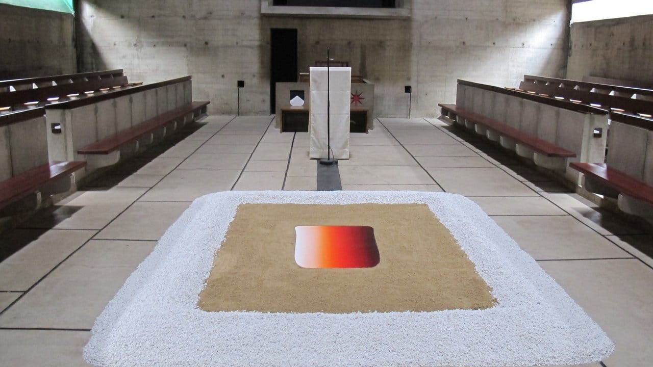Lee Ufan hat sein minimalistisches Werk "Dialogue" extra für das Corbusier-Kloster geschaffen.