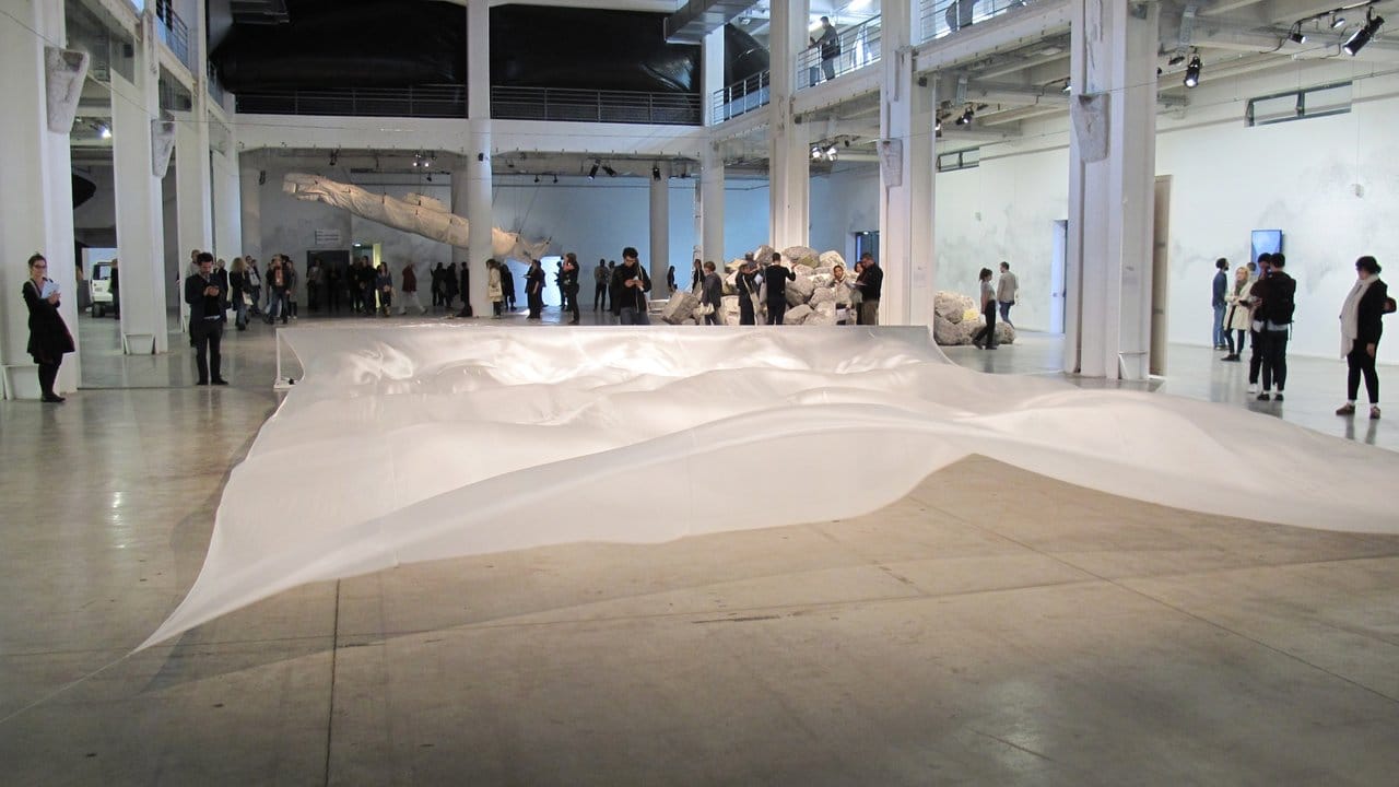 Abgehoben: "Wide White Flow" heißt die Installation von Hans Haacke.