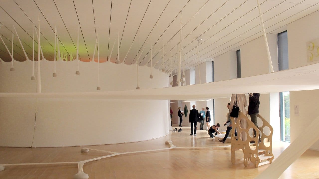 Ernesto Neto bespielt mit mehreren Installationen gleich einen ganzen Raum im Museum für zeitgenössische Kunst.