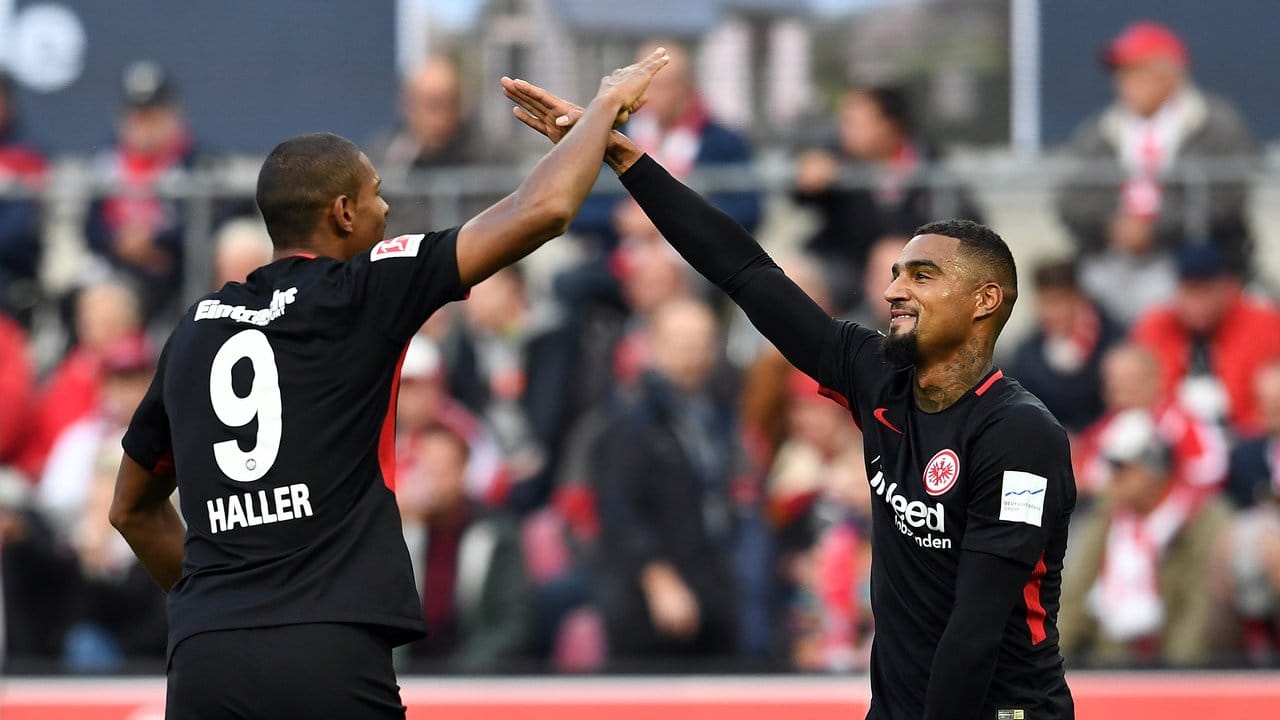 Frankfurts Torschütze Sébastien Haller (l) und Kevin-Prince Boateng bejubeln das 1:0 per Elfmeter.