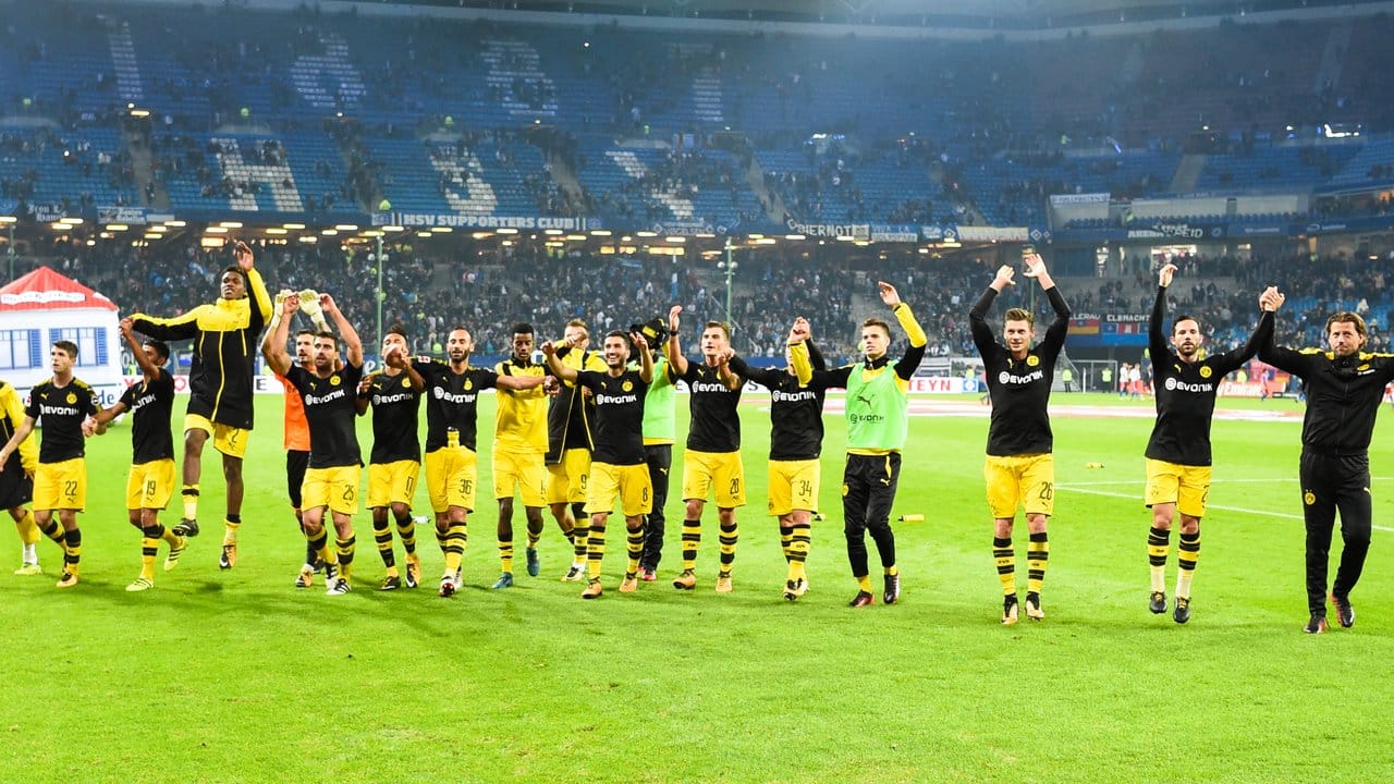 Die BVB-Spieler jubeln nach dem 3:0 Sieg gegen den HSV mit ihren Fans.
