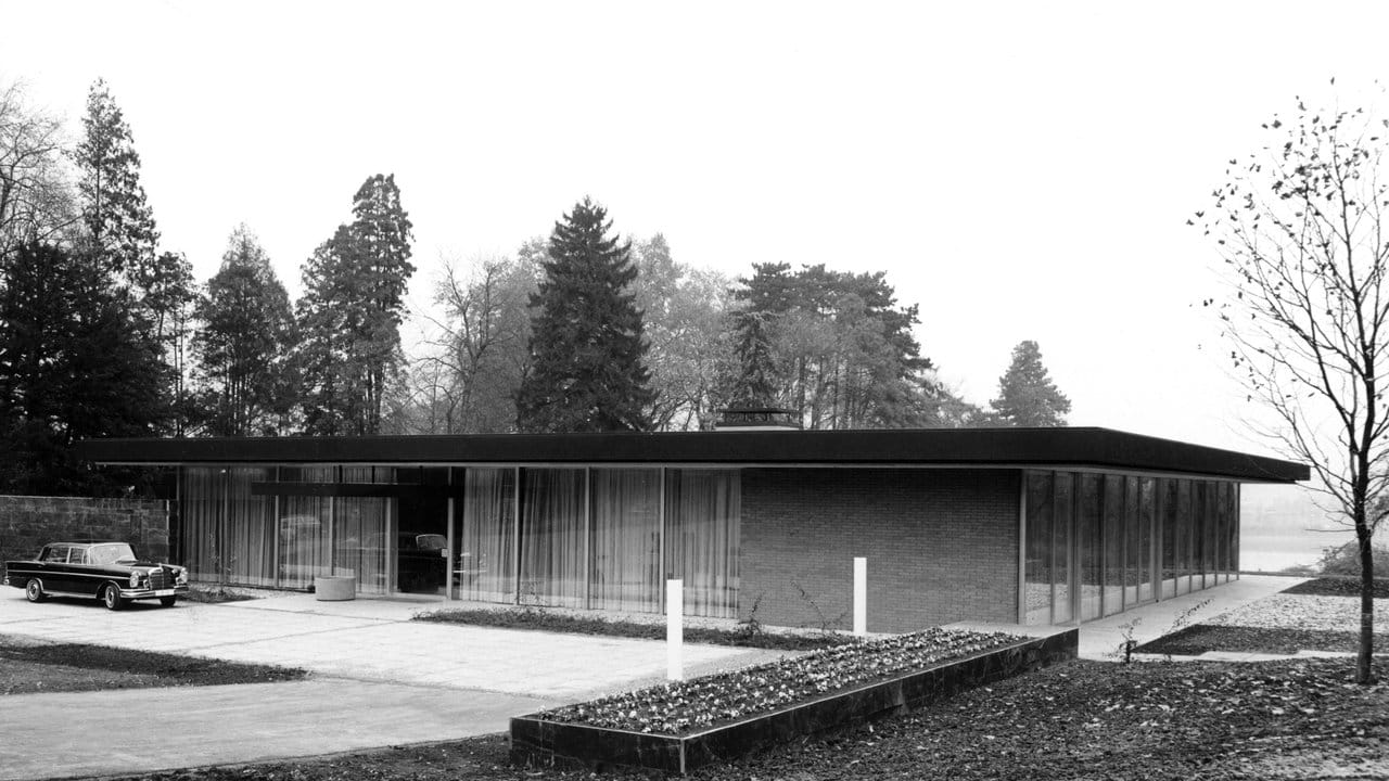 Der Kanzlerbungalow repäsentiert die soziale Marktwirtschaft: schlicht, transparent und offen. Der Kanzlerbungalow repäsentiert die soziale Marktwirtschaft: schlicht, transparent und offen.