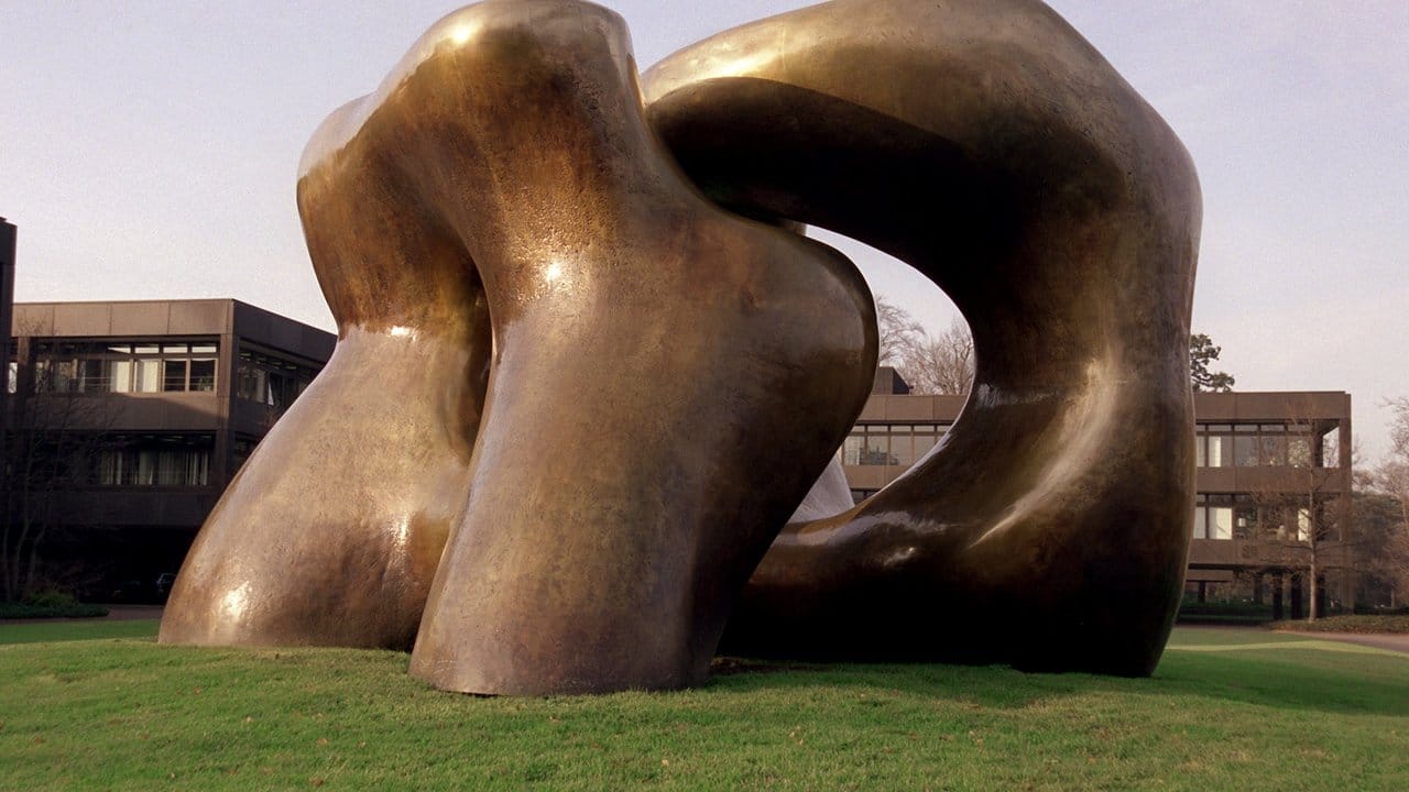 Vor dem Bonner Kanzleramt: Helmut Schmidt gab die Henry-Moore-Skulptur "Large Two Forms" in Auftrag. Vor dem Bonner Kanzleramt: Helmut Schmidt gab die Henry-Moore-Skulptur "Large Two Forms" in Auftrag.