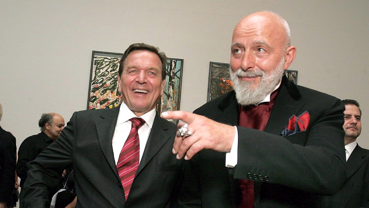 Gerhard Schröder (l) kam gut mit zeitgenössischen Künstlern klar - wie zum Beispiel mit Markus Lüpertz (r). Gerhard Schröder (l) kam gut mit zeitgenössischen Künstlern klar - wie zum Beispiel mit Markus Lüpertz (r).