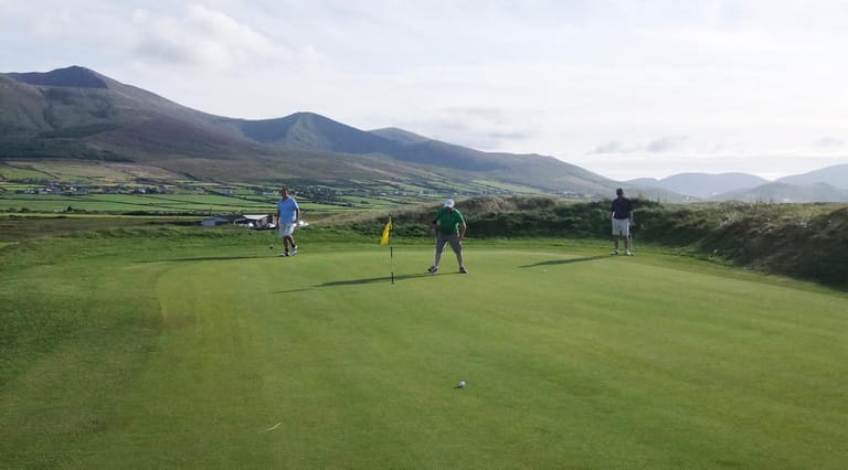 Der irische Castlegregory Golfplatz hat ganzjährig geöffnet und liegt zwischen dem idyllischen Lough Gill und der Brandon Bay.