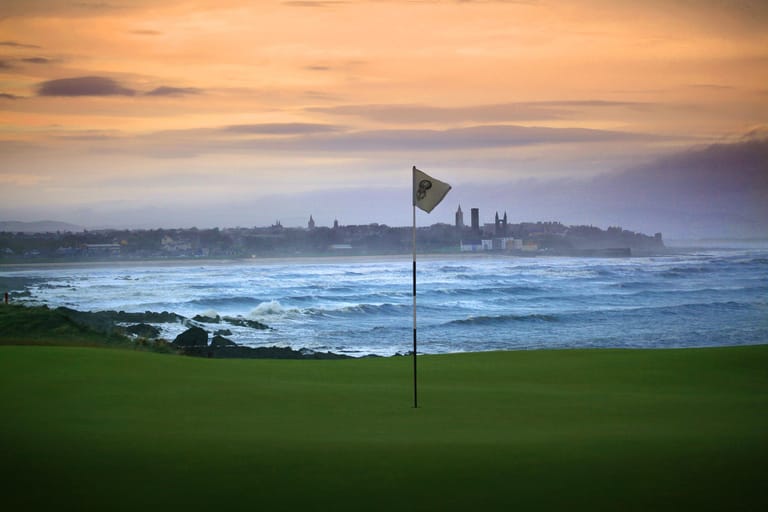 Einer der berühmtesten Golfplätze der Welt, der «Old Course» in St. Andrews, ist von November bis März in der Nebensaison und damit erschwinglicher als sonst.