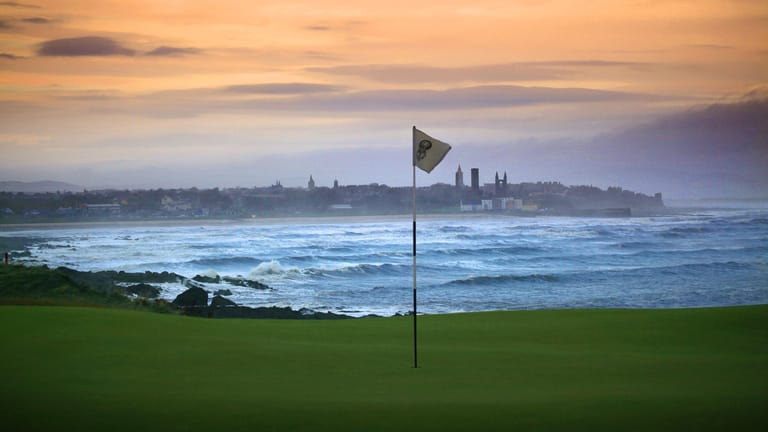 Einer der berühmtesten Golfplätze der Welt, der «Old Course» in St. Andrews, ist von November bis März in der Nebensaison und damit erschwinglicher als sonst.