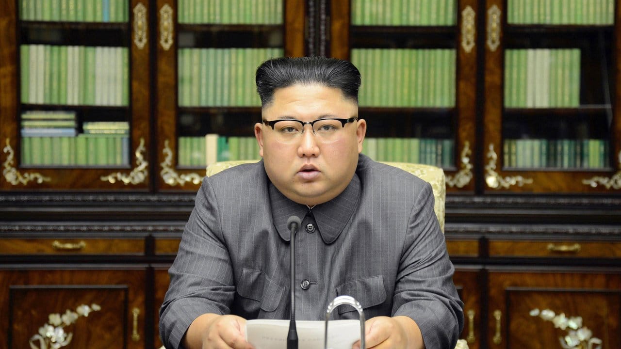 Nordkoreas Machthaber Kim Jong Un verliest eine Erklärung zu US-Präsident Trump.