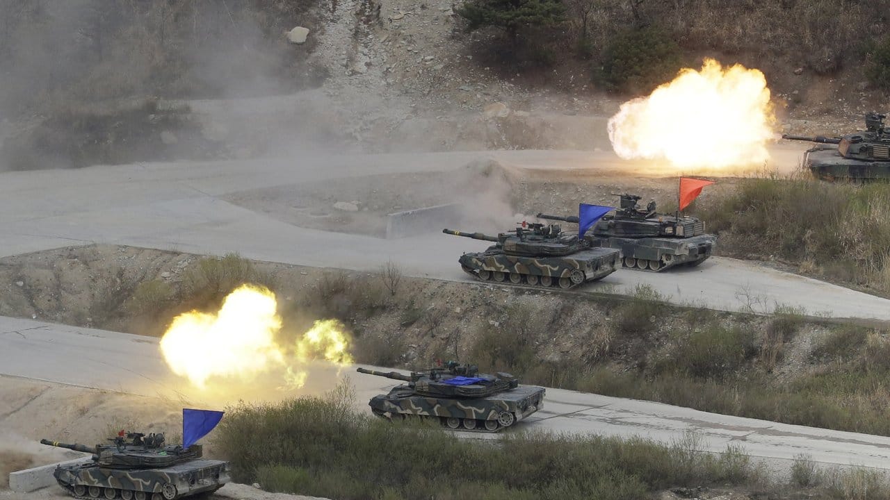 Südkoreanische und US-amerikanische Panzer bei einem Manöver auf dem Seungjin Fire Training Field in Pocheon (Südkorea).