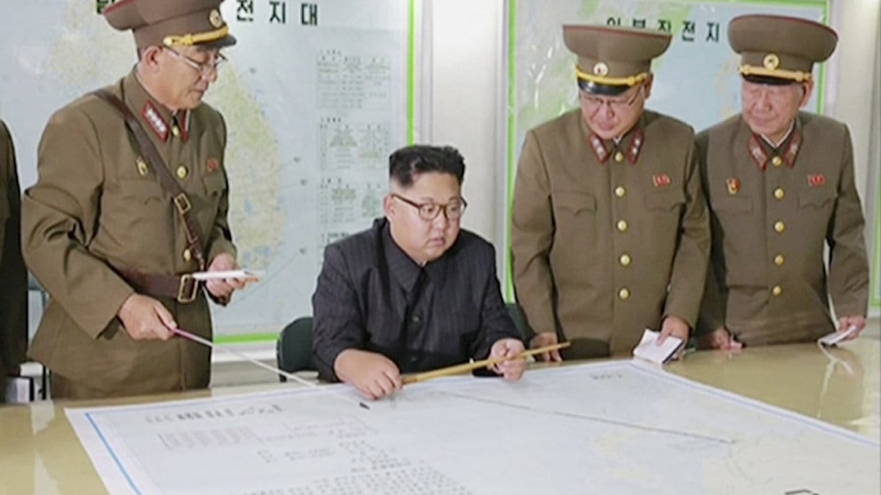 Der nordkoreanische Machthaber Kim Jong Un bei einem Briefing in Pjöngjang.