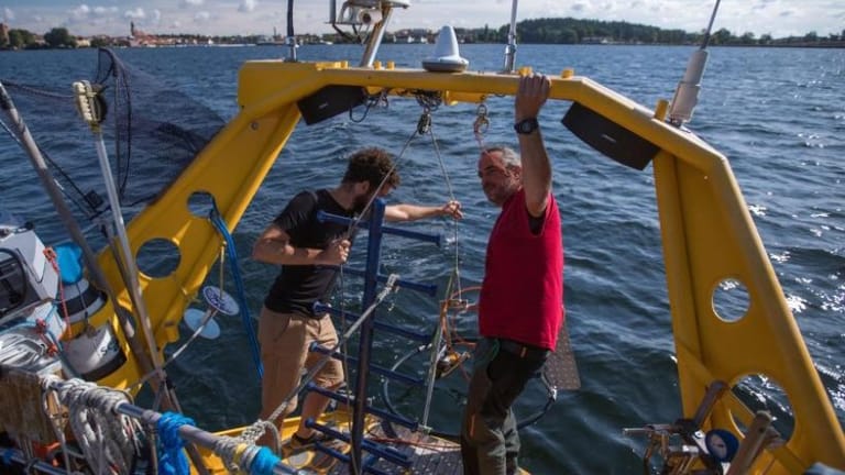 Mit Einsatz einer Kamera versuchen die Forscher die Unterwasserwelt der Müritz zu erkunden.