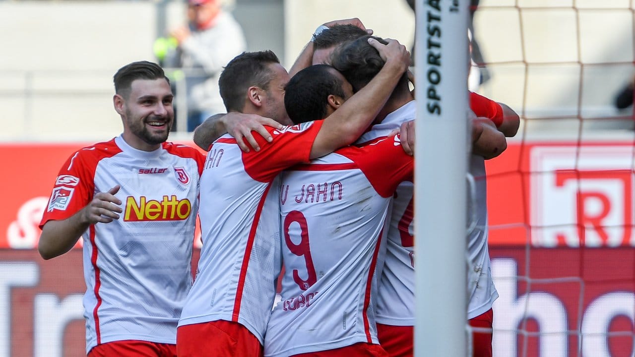 Die Spieler von Jahn Regensburg bejubeln den ersten Heimsieg der Saison.