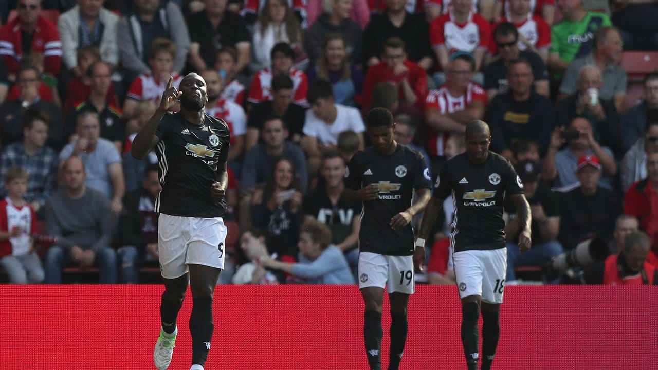Romelu Lukaku (l) von Manchester United schoss das entscheidende 1:0 beim FC Southampton.