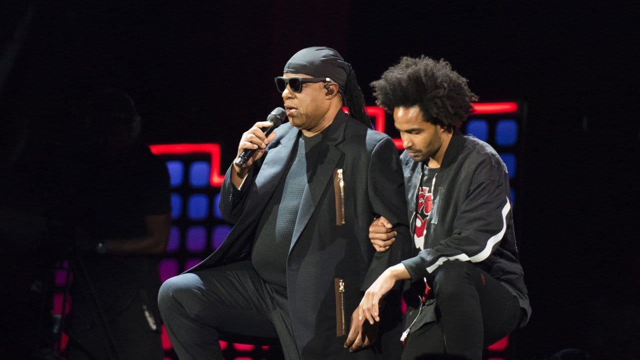 Stevie Wonder (l) und sein Sohn Kwame Morris beten für Amerika. Stevie Wonder (l) und sein Sohn Kwame Morris beten für Amerika.