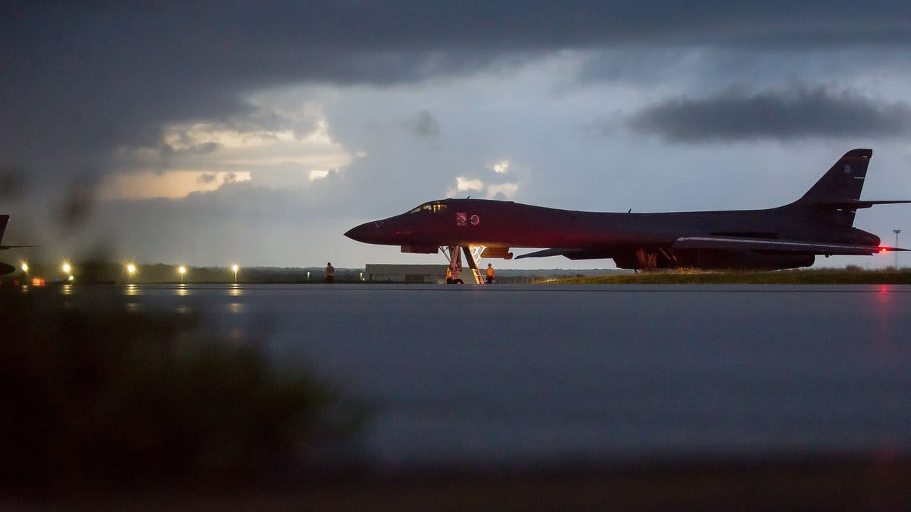 Ein Langstreckenbomber vom Typ Rockwell B-1 wird der auf dem Andersen Air Force Stützpunkt auf der Insel Guam startbereit gemacht. Ein Langstreckenbomber vom Typ Rockwell B-1 wird der auf dem Andersen Air Force Stützpunkt auf der Insel Guam startbereit gemacht.