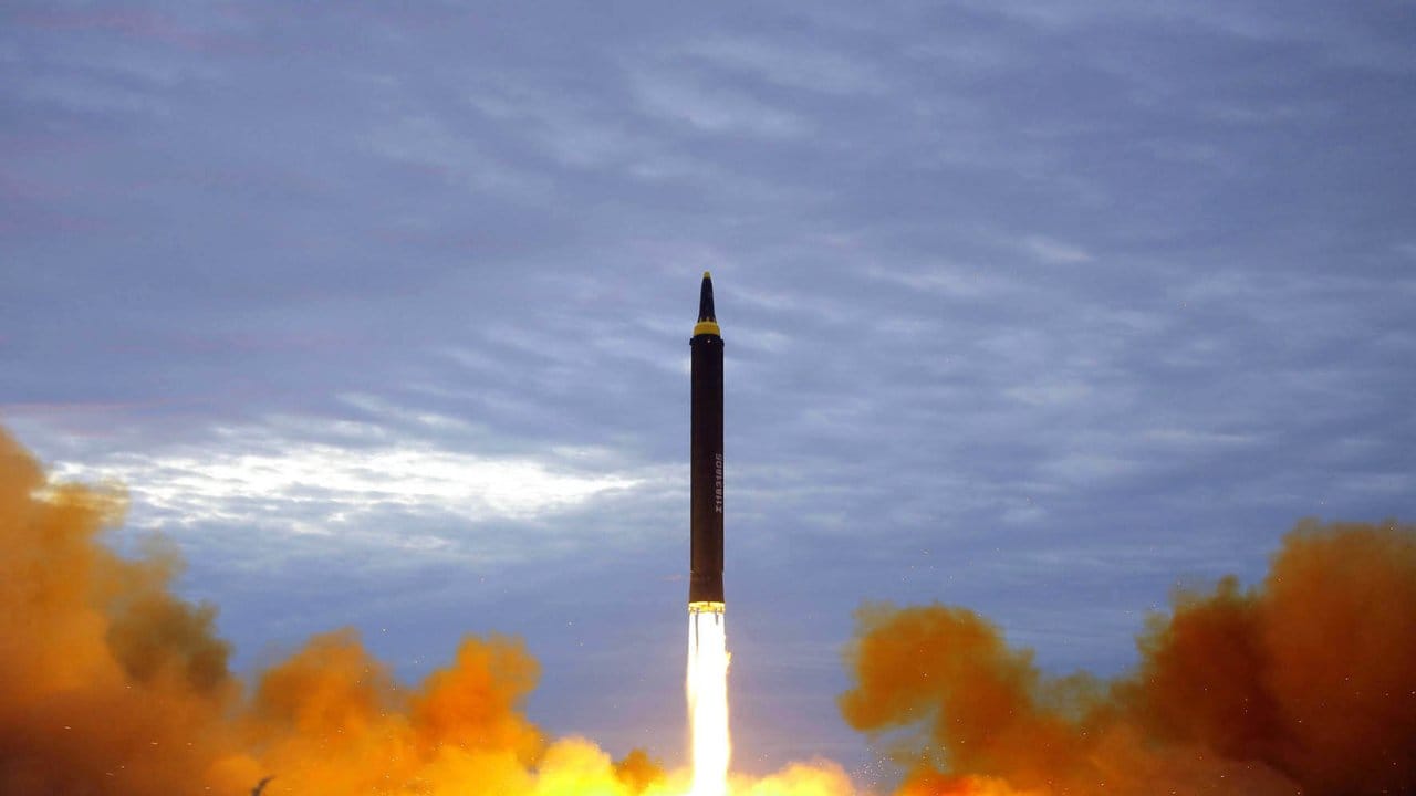 Eine von der nordkoreanischen Regierung verbreitete Aufnahme soll den Start einer ballistischen Mittelstreckenrakete des Typs "Hwasong-12" zeigen. Eine von der nordkoreanischen Regierung verbreitete Aufnahme soll den Start einer ballistischen Mittelstreckenrakete des Typs "Hwasong-12" zeigen.