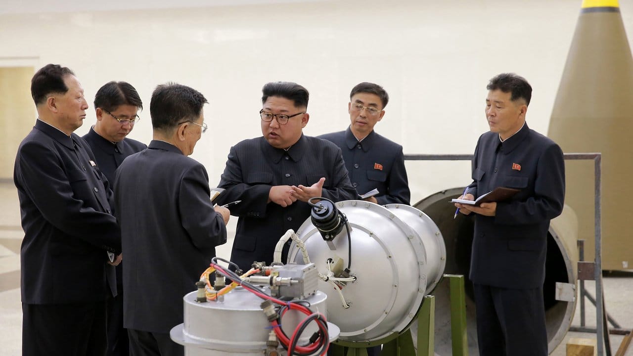 Nordkoreas Staatschef Kim Jong Un neben einem Sprengkopf. Nordkoreas Staatschef Kim Jong Un neben einem Sprengkopf.