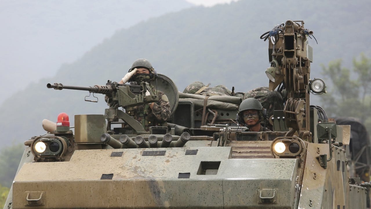 Südkoreanische Soldaten in der Nähe der nordkoreanischen Grenze während eines Militärmanövers. Südkoreanische Soldaten in der Nähe der nordkoreanischen Grenze während eines Militärmanövers.