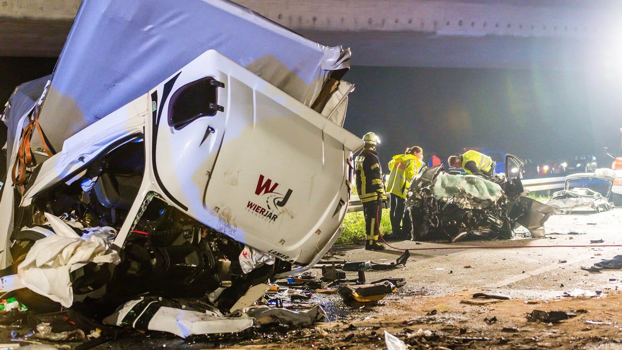 Ein völlig zerfetzter LKW liegt nach dem schweren Geisterfahrerunfall am Autobahndreieck Rüsselsheim auf der Fahrbahn.
