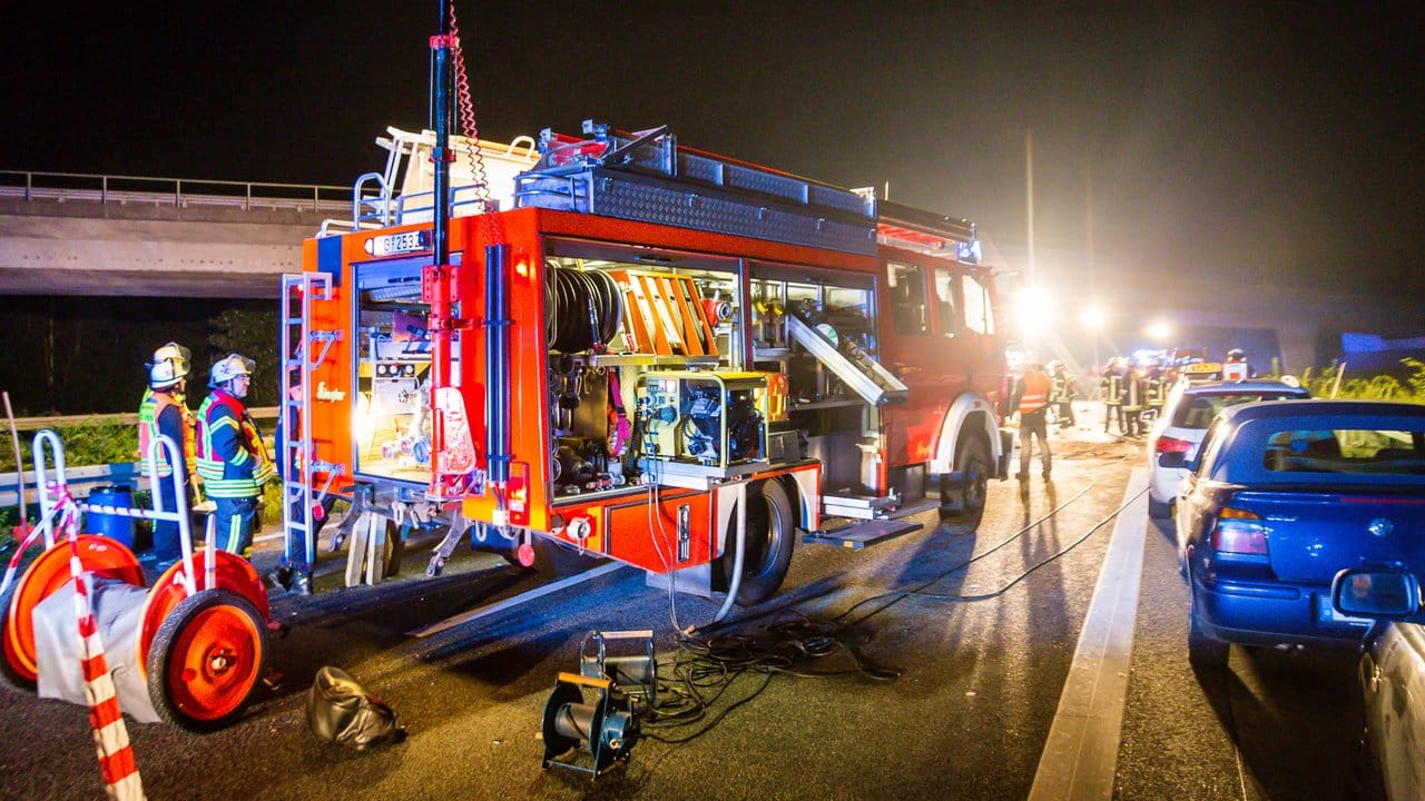 Rettungskräfte der Feuerwehr an der Unfallstelle am Autobahndreieck Rüsselsheim auf der A67.