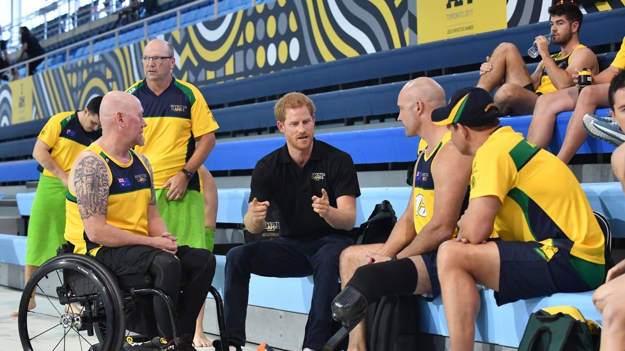Prinz Harry im Gespräch mit Athleten.