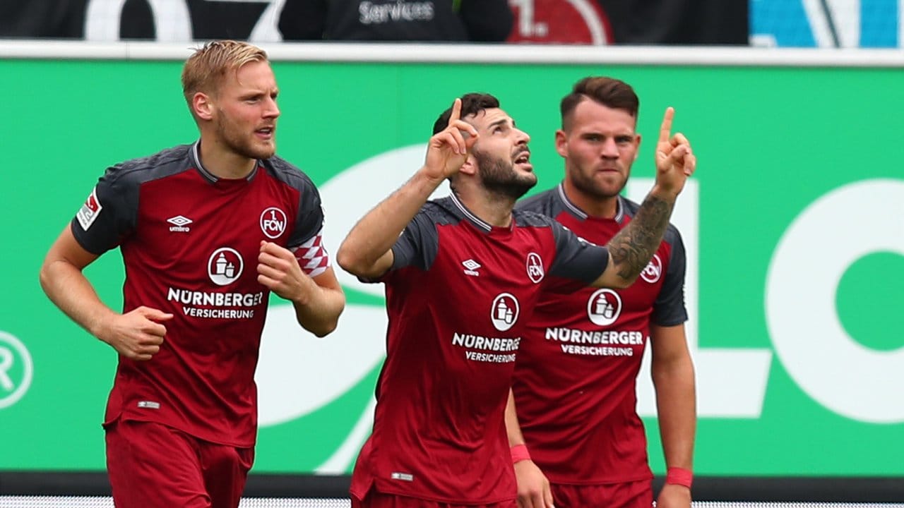 Der Nürnberger Mikael Ishak (M) jubelt mit seinen Kollegen Hanno Behrens (l) und Eduard Löwen über seinen Treffer zum 1:0.
