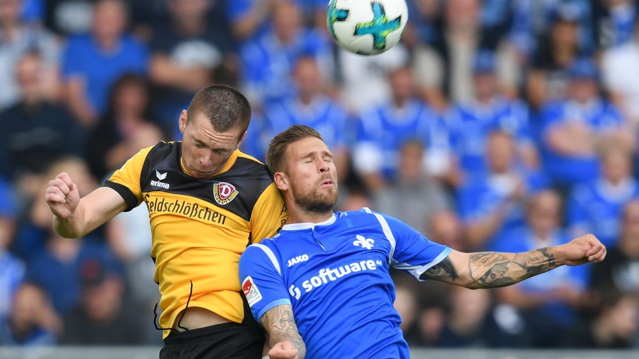 Darmstadts Tobias Kempe (r) und Dresdens Haris Duljevic kämpfen um den Ball.
