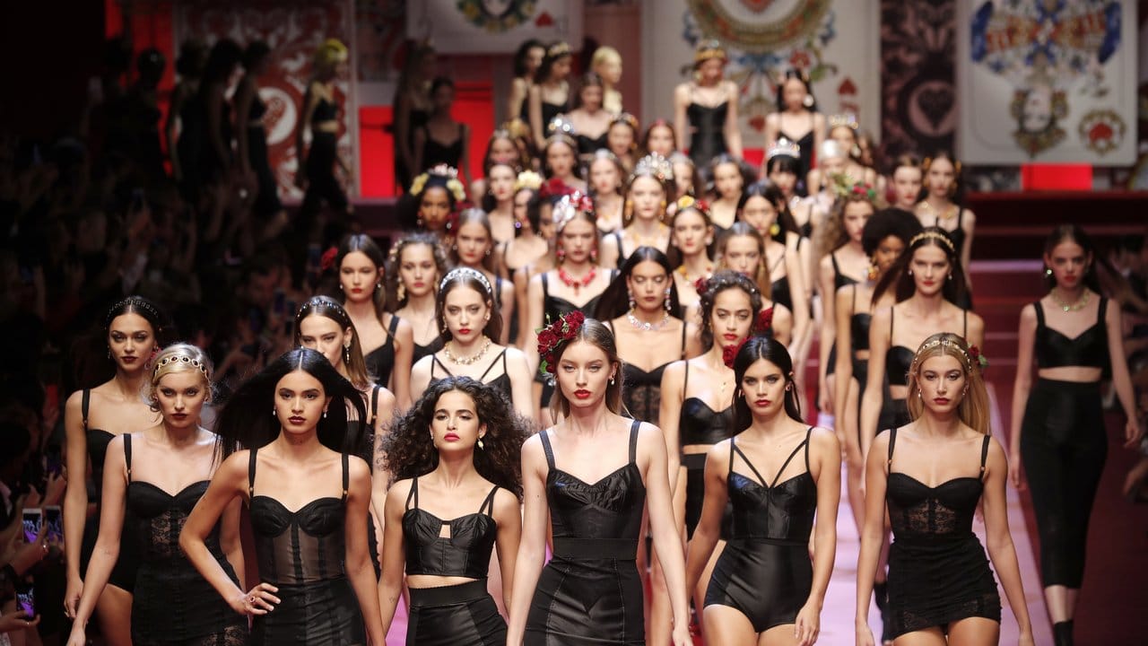 Dolce & Gabbana starteten ihre Show mit sinnlichen schwarzen Kleidern.