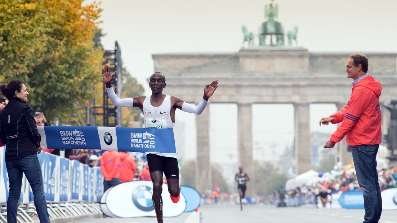 Eliud Kipchoge jubelt über den Sieg beim Berlin-Marathon 2017.