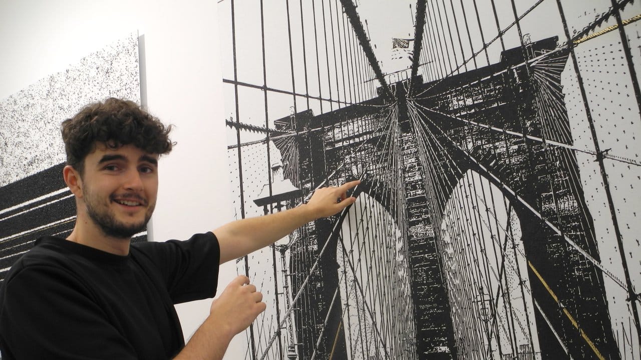 Tim Bengel hat die "Brooklyn Bridge" aus Sand "gebaut".