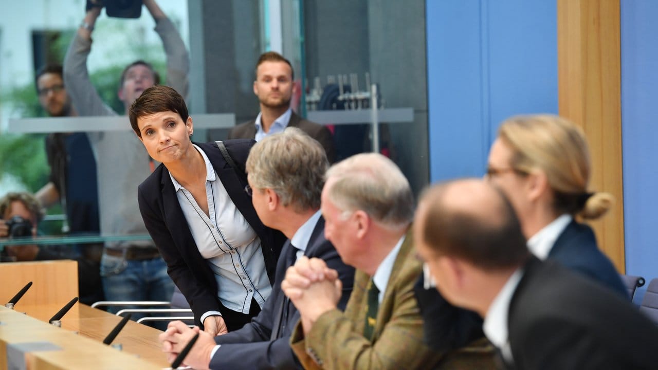 Frauke Petry, Bundesvorsitzende der AfD, verlässt die Bundespressekonferenz. Frauke Petry, Bundesvorsitzende der AfD, verlässt die Bundespressekonferenz.