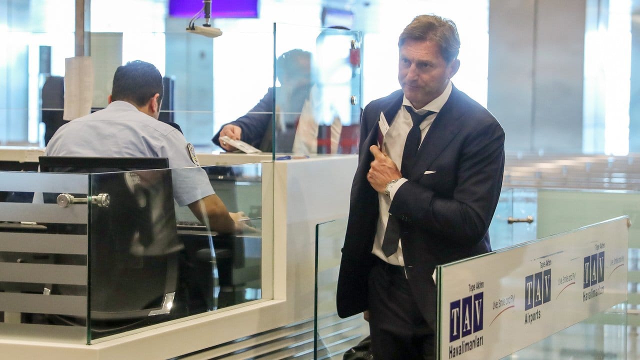 Leipzigs Trainer Ralph Hasenhüttl kam nach anfänglichen Schwierigkeiten doch noch durch die Passkontrolle auf dem Flughafen Istanbul.