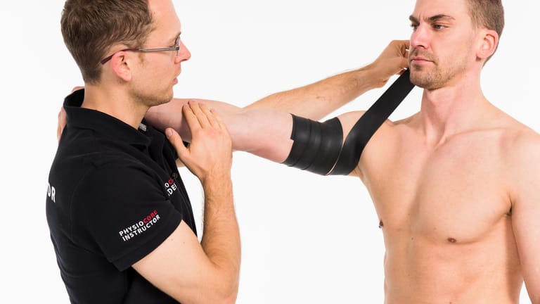 Mit Flossing lassen sich verschiedene Gelenke und Körperregionen behandeln, unter anderem auch die Schulter.