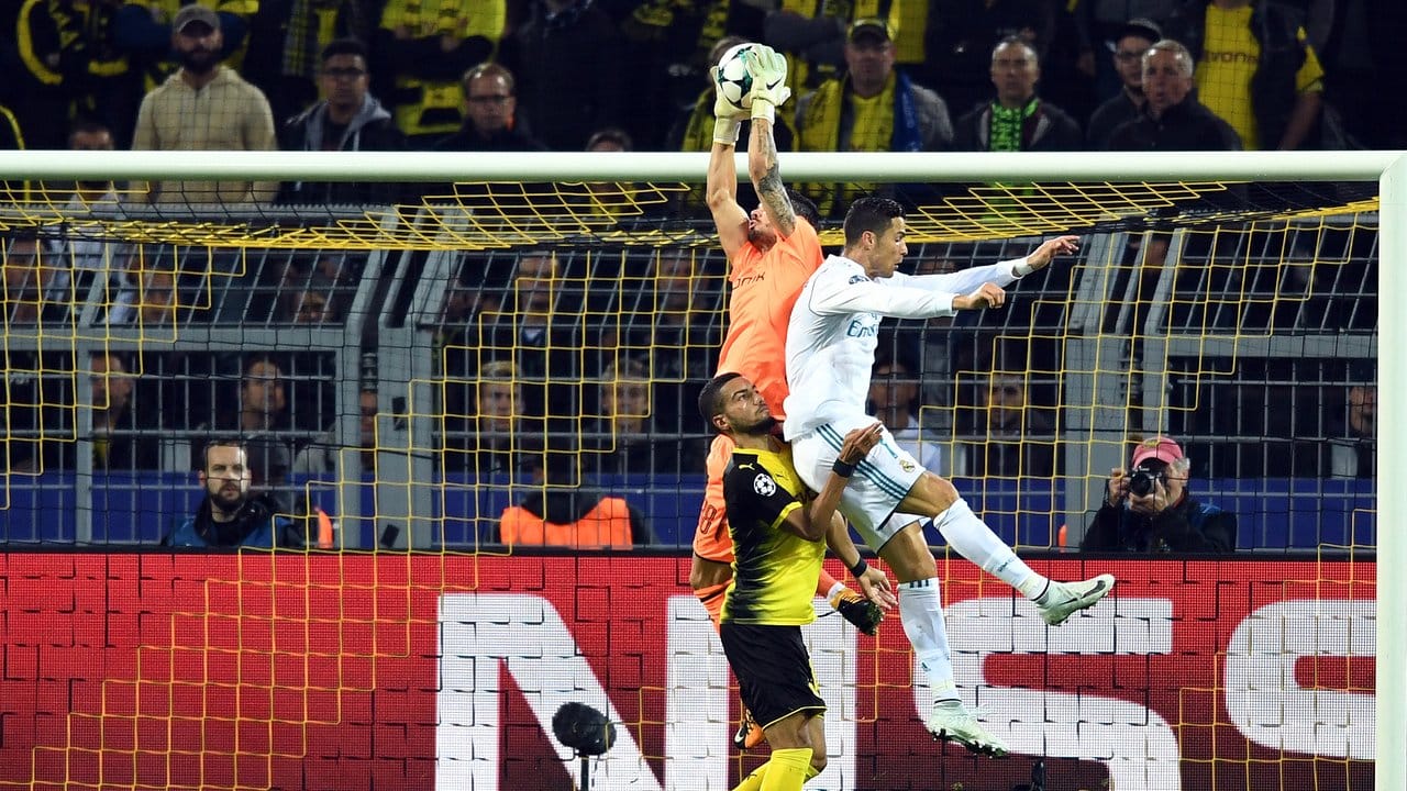 BVB-Torwart Roman Bürki klärt vor Madrids Superstar Cristiano Ronaldo.