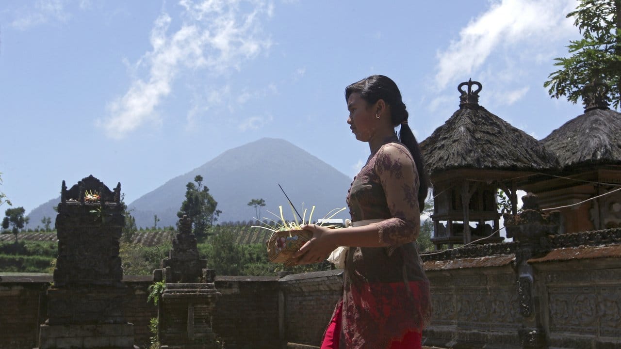 Ein Balinesin bringt Opfergaben in einen Tempel der 10 Kilometer vom Vulkan Mount Agung entfernt liegt.