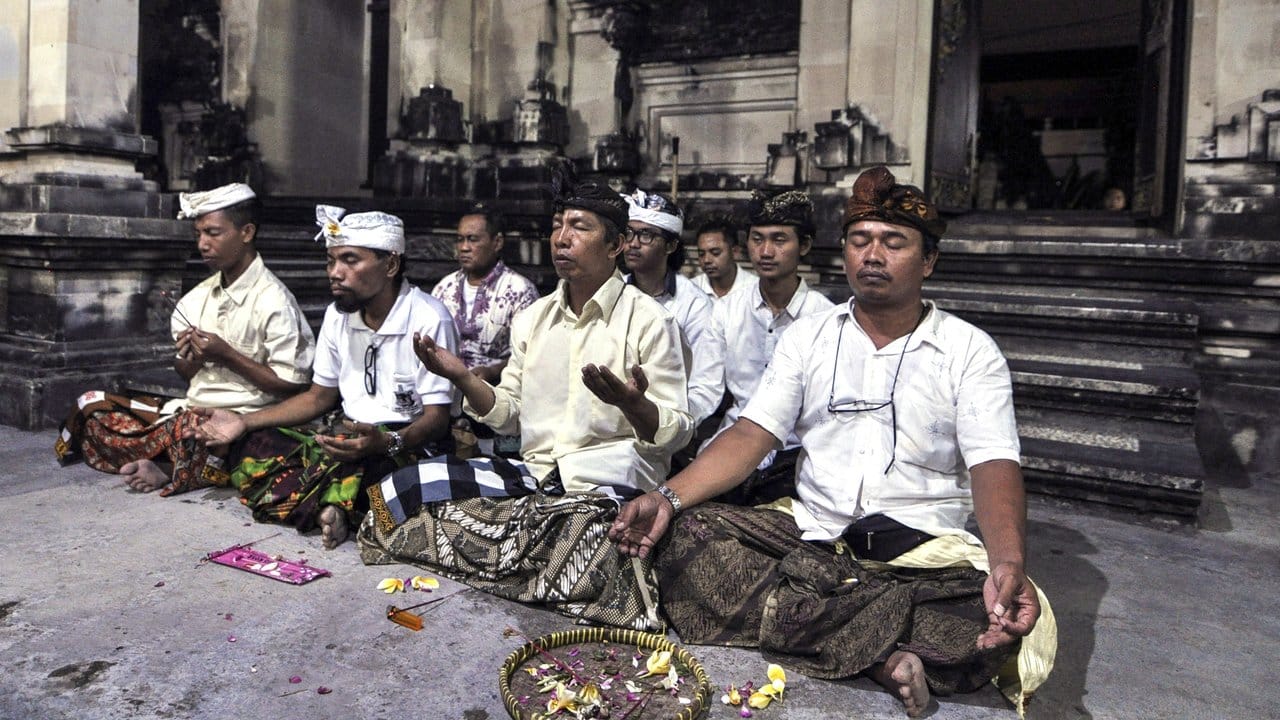 Balinesische Hindus beten in einem Tempel in Yogyakarta (Indonesien) für die Bewohner der Insel Bali, wo der Vulkan Mount Agung auszubrechen droht.