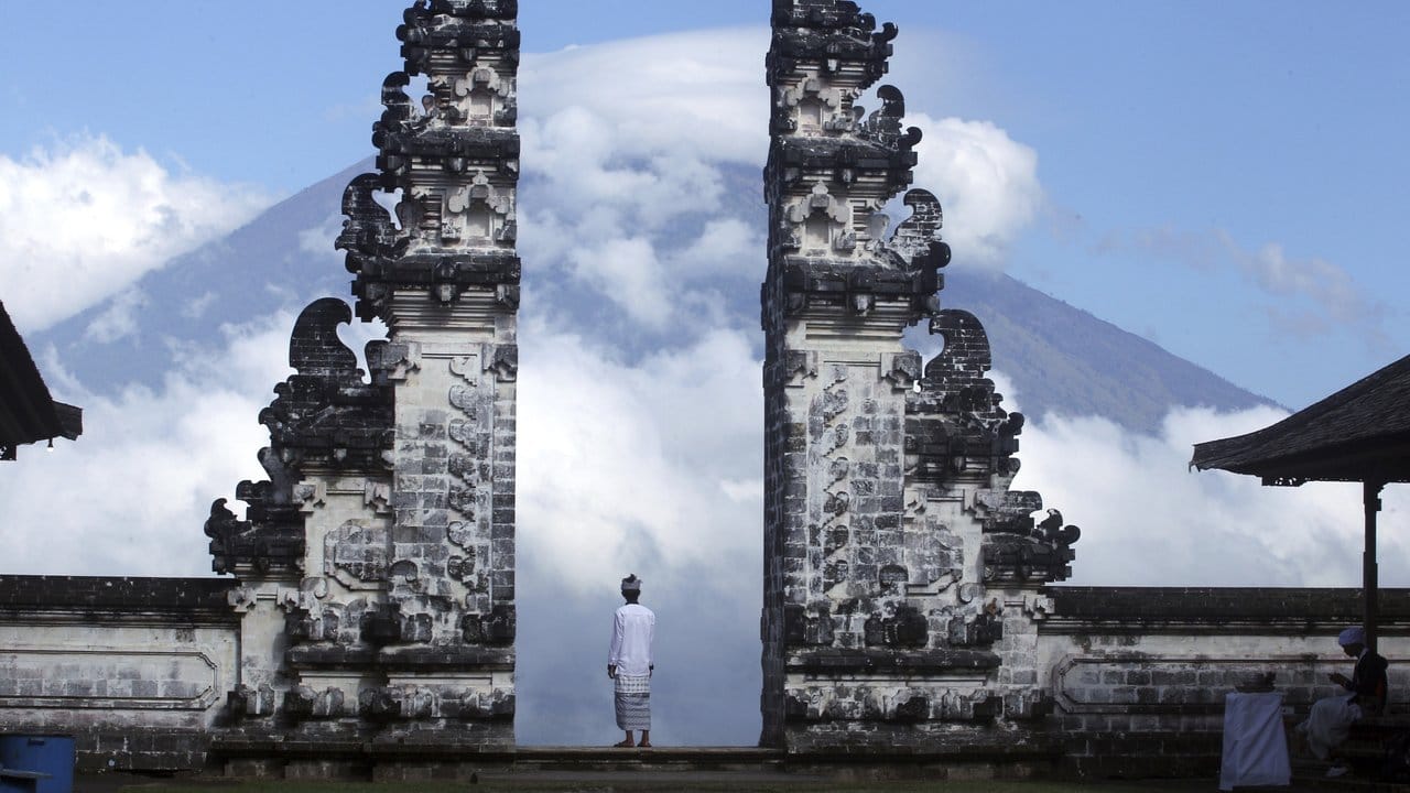 Der Berg Mount Agung ist von Karangasem (Bali, Indonesien) aus schön anzusehen.