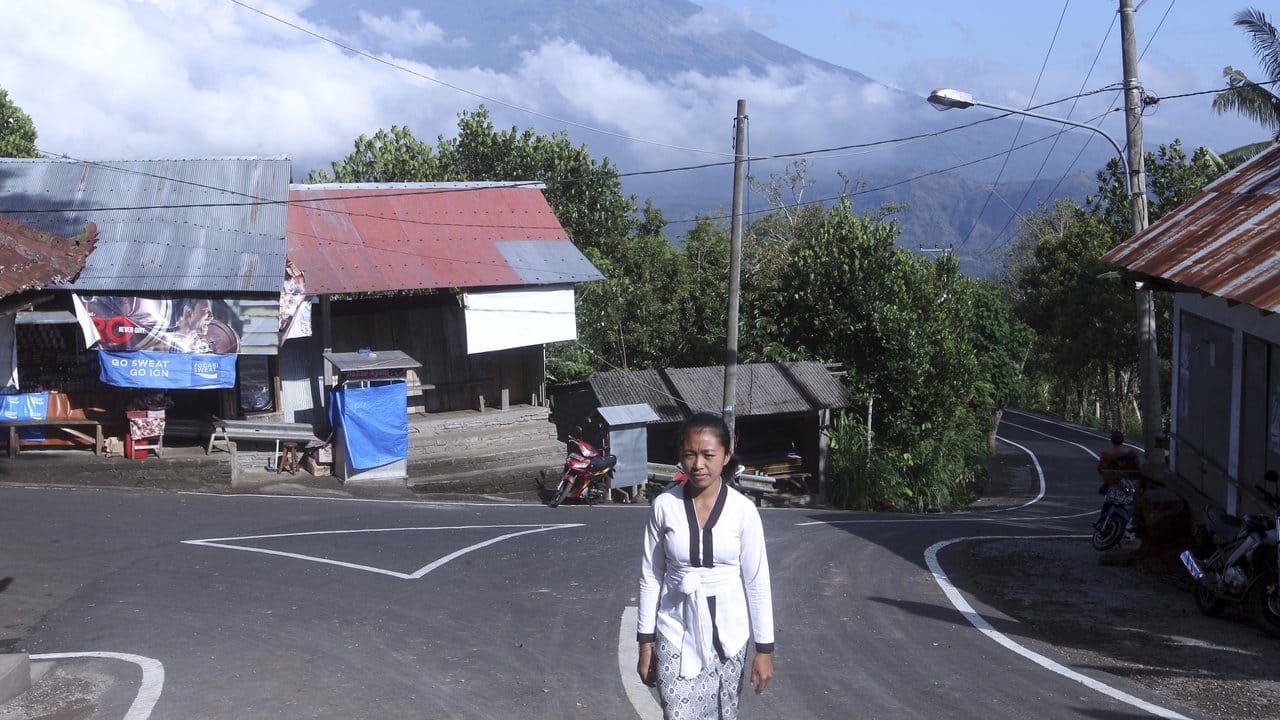 Eine Balinesin im Ort Karangasem unterhalb des Vulkans Mount Agung.