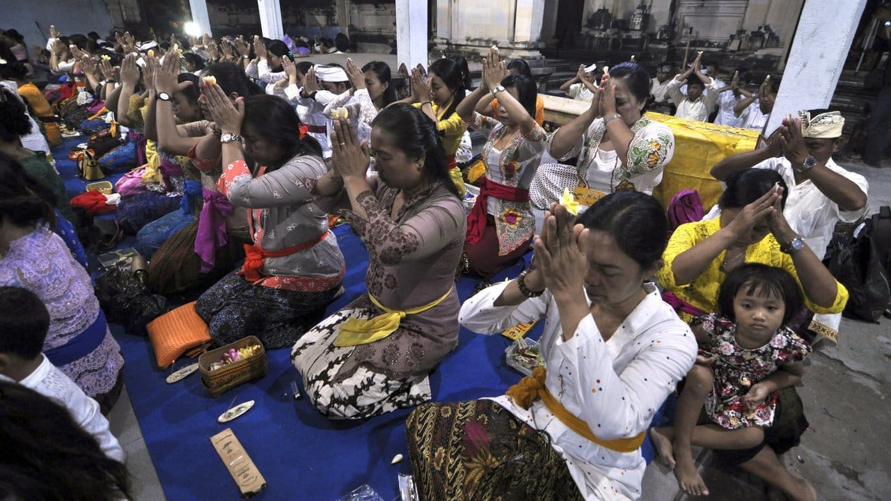 Balinesische Hindus beten in einem Tempel in Yogyakarta (Indonesien) für die Bewohner der Insel Bali.