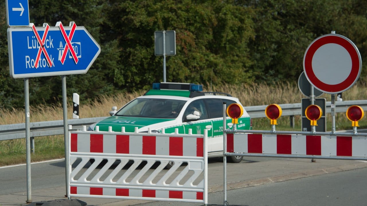Nichts geht mehr: Die Zufahrt zur A20 in Fahrtrichtung Lübeck ist aus Sicherheitsgründen gesperrt. Nichts geht mehr: Die Zufahrt zur A20 in Fahrtrichtung Lübeck ist aus Sicherheitsgründen gesperrt.