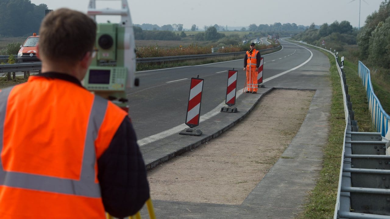 Aus Sicherheitsgründen muss die Autobahn A20 in Fahrtrichtung Lübeck gesperrt bleiben. Aus Sicherheitsgründen muss die Autobahn A20 in Fahrtrichtung Lübeck gesperrt bleiben.